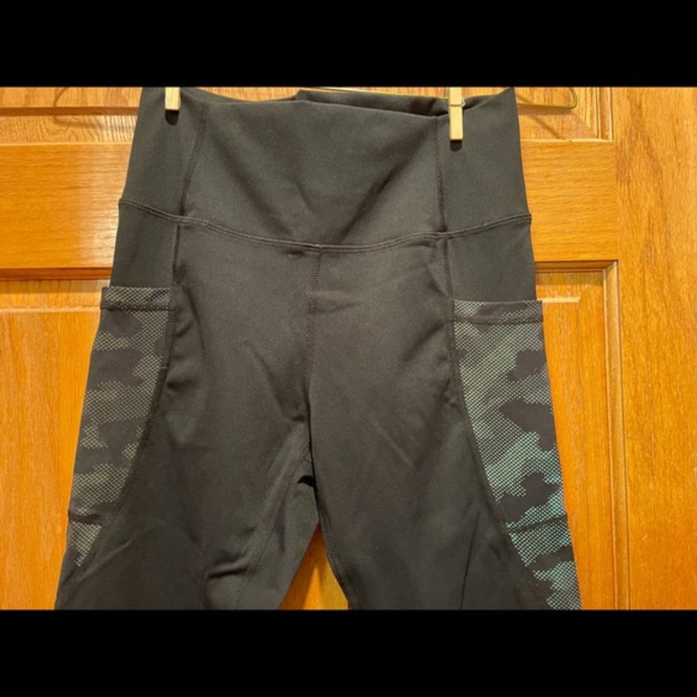 Zyia Active Black Camo Reflective Pocket Brilliant Hi-Rise Capri I 6-8 - Picture 2 of 4